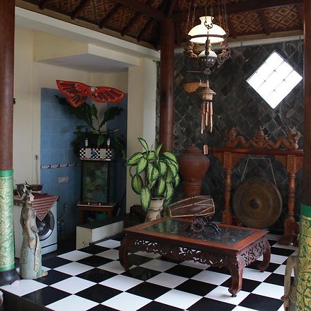 La Javanaise Home Stay Malioboro ยอกยาการ์ตา ภายนอก รูปภาพ